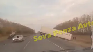 Утром 18 октября в Пензенской области на трассе огромная фура слетела в кювет
