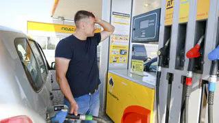 Бензин в России стал дешеветь  