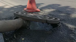 Все течет, но ничего не меняется: на улице Зубковой канализационный потоп