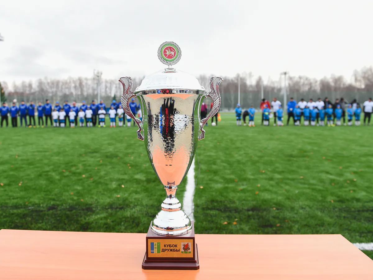 К новым пространствам: в Нижнекамске открыли футбольное поле с современным покрытием