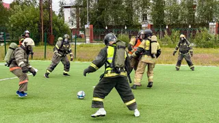 Пожарные Коми провели уникальный матч по фаерболу