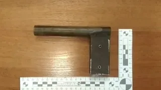 И это стреляет? Рязанец сделал пистолет, чтобы отбиваться от диких животных