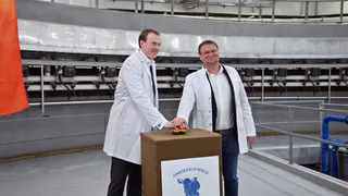 Павел Малков поучаствовал в запуске самой крупной доильной установки в области