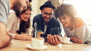 Названы пять тем, которые ни в коем случае нельзя обсуждать даже с друзьями