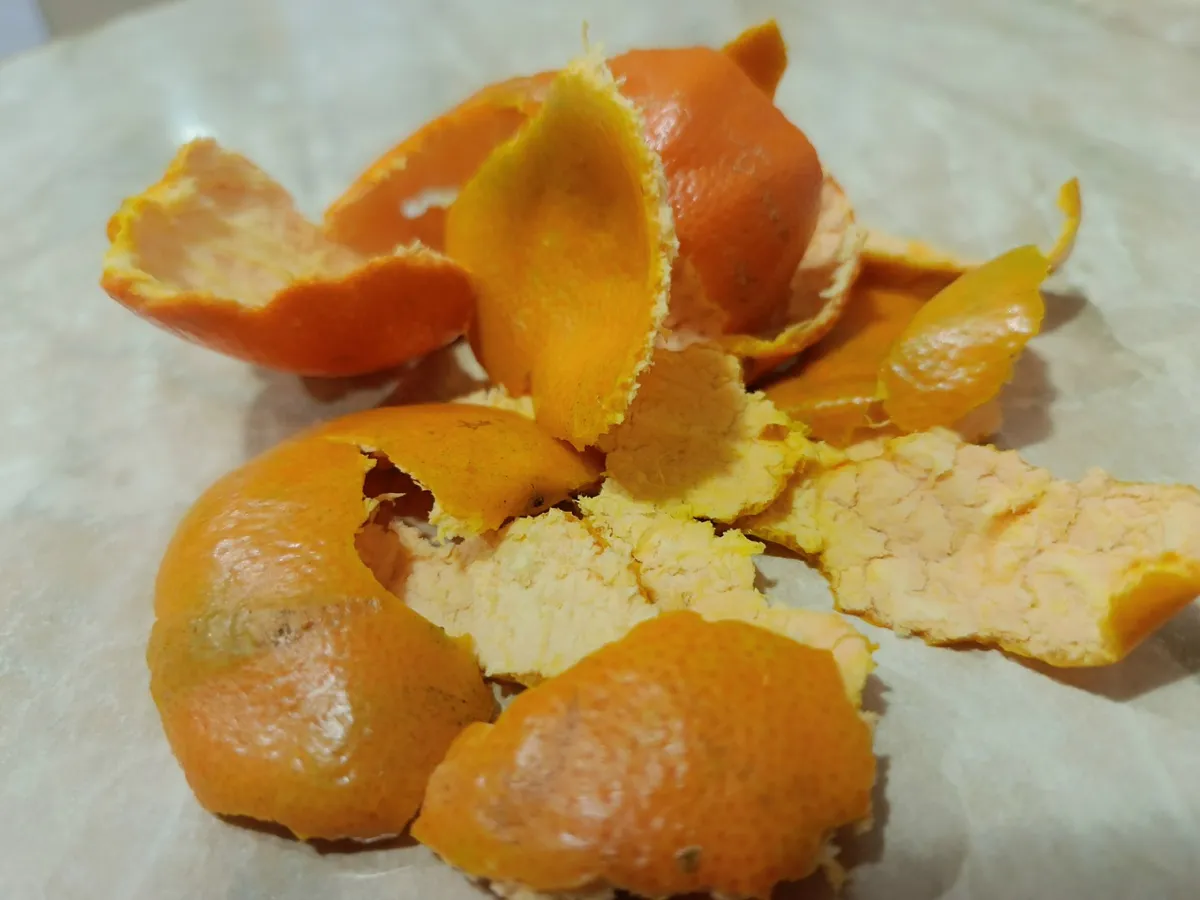 Выбрасывала мандариновые корки годами — теперь отмываю кухню от жира за минуты