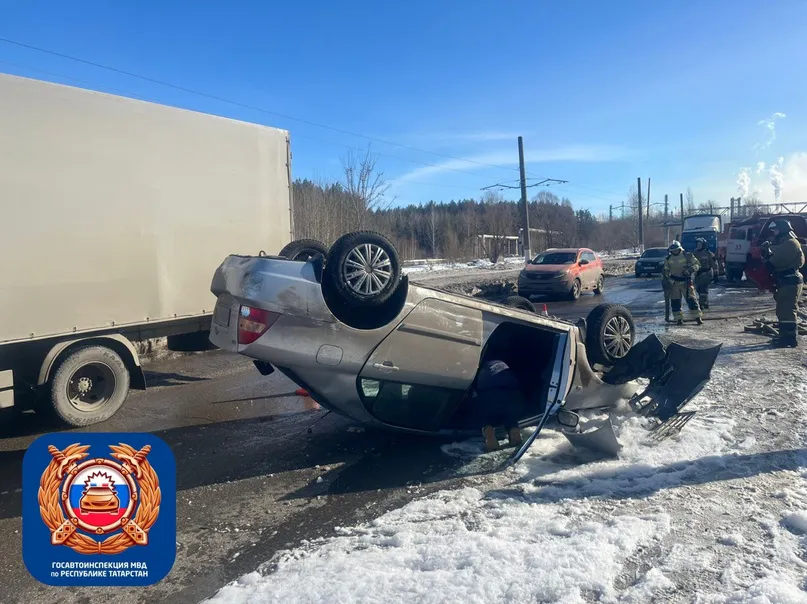 В Нижнекамске Тойота Королла перевернулась в районе БСИ