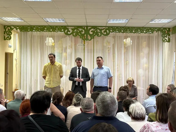 Мэр Борис Ясинский встретился с жильцами пострадавшего от атаки БПЛА дома на Новосёлов