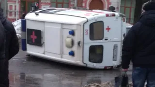 В серьезном ДТП в Брянске перевернулась скорая
