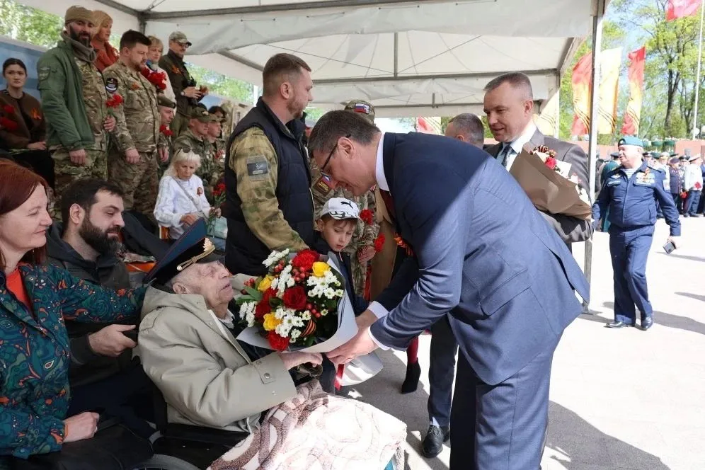 Во Владимире 100-летний ветеран встретил 81-ю годовщину Победы на площади