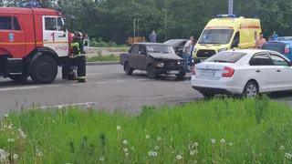 В Брянске на улице Крахмалева столкнулись ВАЗ и Нива