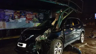 Автомобиль снес остановку у брянской больницы №2