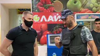 Едва не получил шокером: охранник рязанского магазина угрожал блогеру