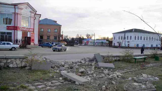 В Сапожке легковушка пробила бетонное ограждение сквера