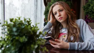 Эти 7 привычек у женщин кричат о страхе и неуверенности в себе