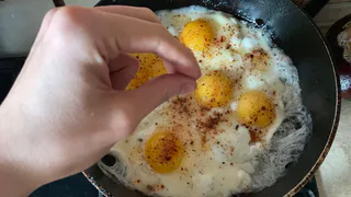 Почему «нельзя» жарить яйца на сковороде: ошибка, которую делают почти все — и удивляются, что блюдо выходит не таким