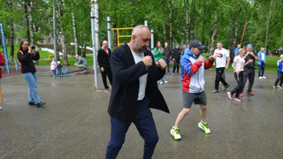 Звёзды бокса провели в Сыктывкаре воскресную тренировку под дождём