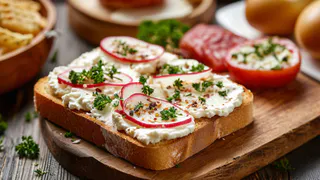 2 продукта через терку — и через 5 минут нежная намазка на хлеб готова: так вкусно, что язык можно проглотить