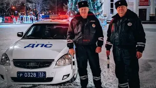 Автоинспекторы завели заглохшую машину жительницы Брянска