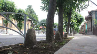 Для красоты: на Щедрина демонтируют дорожное ограждение