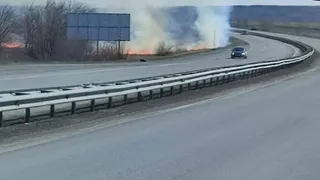 На выезде из Магнитогорска загорелось поле около Южного кладбища