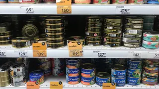 Дочь, технолог пищевой промышленности, наглядно показала, чем различаются консервы из "Светофора" от таких же в других супермаркетах