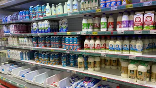 Не вздумайте покупать даже по акции: на полках магазинов в России нашли фальсифицированное молоко с опасным "мясным клеем"