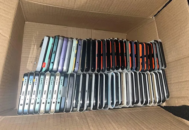 Смелая кража в Челябинской области: мужчина похитил 55 смартфонов из салона связи