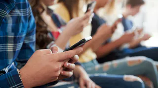 Министр просвещения объяснил закон об использовании смартфонов в школе