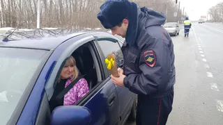 Рязанские автоинспекторы устроили сюрприз для девушек-водителей