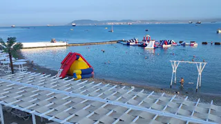 Купаться просто невозможно, люди просто сидят на берегу: Черное море преподнесло неприятный сюрприз отдыхающим