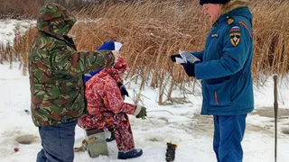 Сотрудники МЧС напомнили рязанским рыбакам о правилах безопасности выхода на лед