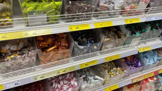 Яд в ярком фантике: в Роскачестве назвали конфеты, которые запрещено давать детям