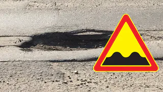 «Даже водители кроссоверов ехать там побаиваются»: на Тимакова ямы глубиной до 12 сантиметров