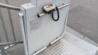 В Рязани вандалы повредили подъемник для инвалидов на надземном переходе