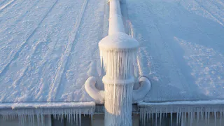 9 простых способов отогреть воду в пластиковой трубе без риска повреждений