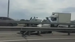 На Северном обходе иномарка влетела в отбойник - видео