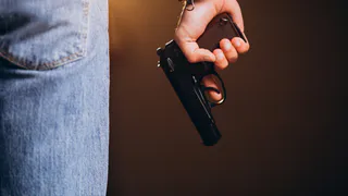 В Коми мужчина устроил стрельбу по машине и балконам 