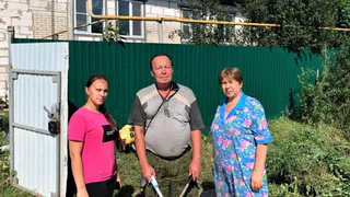 В Чувашии матери участника СВО помогли скосить траву на участке возле дома