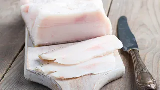 Солим сало, чтобы оно таяло во рту