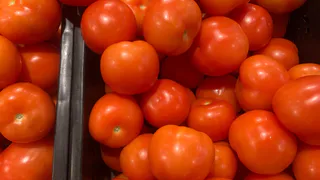 Закопала в грядки с томатами в июне — выросли помидоры размером  с кулак: 1 продукт превратил  слабые кусты в успешную ферму