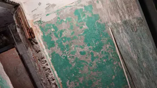 Жители общежития в Скопине пожаловались на аварийный стояк, который может рухнуть