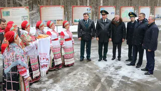 На границе Брянской области Ивана Валентика встречали хлебом-солью