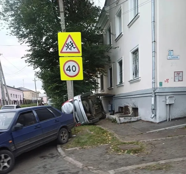 В Магнитогорске произошло серьезное ДТП: легковой автомобиль врезался в многоэтажку