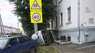 В Магнитогорске произошло серьезное ДТП: легковой автомобиль врезался в многоэтажку