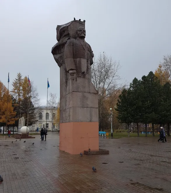 В Челябинске продают бетонный барельеф Ленина за 150 тыс. рублей