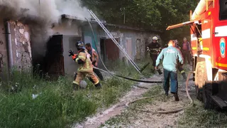 В поселке Строитель в Рязани подростки подожгли сараи