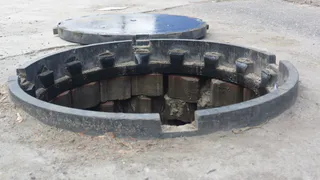 Два рязанских алкоголика украли крышку люка на Шевченко