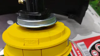 Как заправить леску в катушку триммера правильно - запомните раз и навсегда