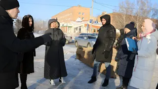 Панфилова посетила место прорыва теплотрассы в ботильонах от Chloé за 109 тысяч рублей