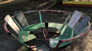 Карусель из фильма ужасов: посмотрите на детскую площадку в Рыбном